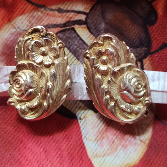 Vintage Silver gold Floral Clip-On Earrings. - Picture 8 of 12